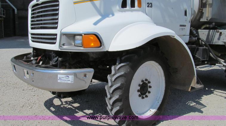 image for item G2103 1999 Sterling L8513 pre/post liquid fertilizer applicator sprayer