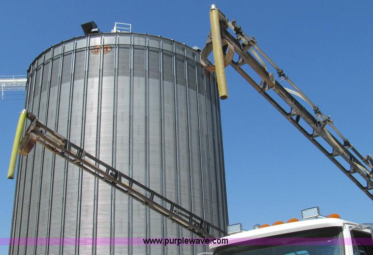 image for item G2103 1999 Sterling L8513 pre/post liquid fertilizer applicator sprayer