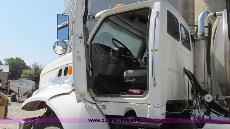 image for item G2103 1999 Sterling L8513 pre/post liquid fertilizer applicator sprayer