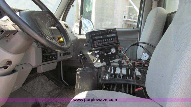 image for item G2103 1999 Sterling L8513 pre/post liquid fertilizer applicator sprayer