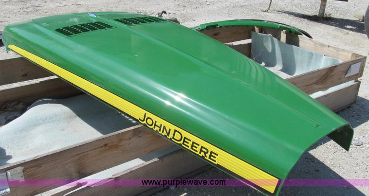 image for item G2104 John Deere 9530 hood, light cowl and front grill base