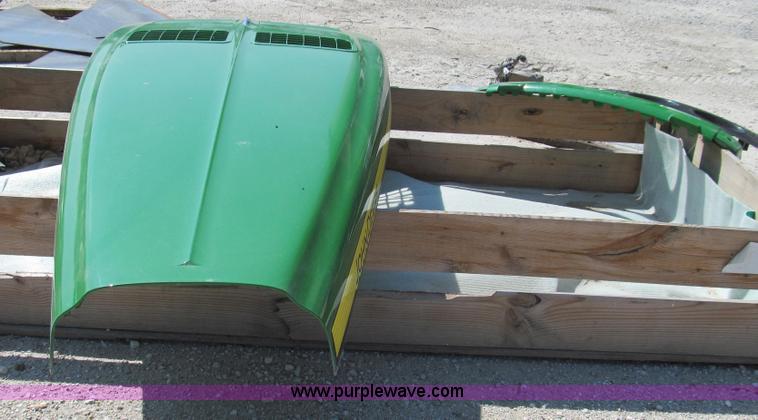 image for item G2104 John Deere 9530 hood, light cowl and front grill base