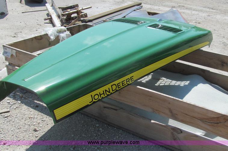 image for item G2104 John Deere 9530 hood, light cowl and front grill base