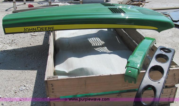 image for item G2104 John Deere 9530 hood, light cowl and front grill base