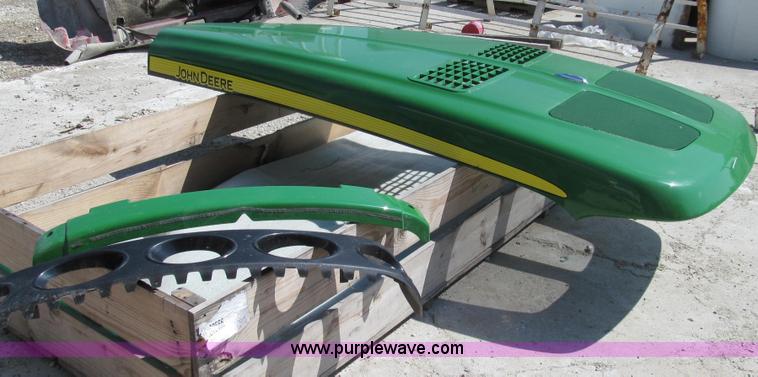 image for item G2104 John Deere 9530 hood, light cowl and front grill base