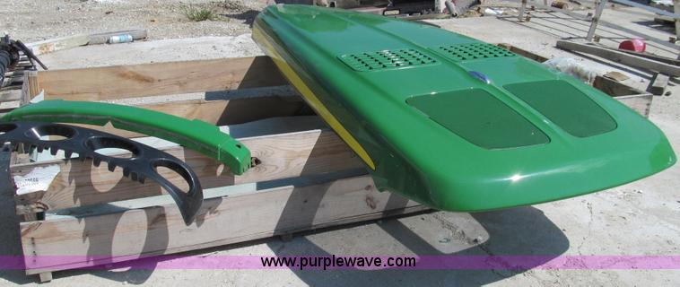 image for item G2104 John Deere 9530 hood, light cowl and front grill base