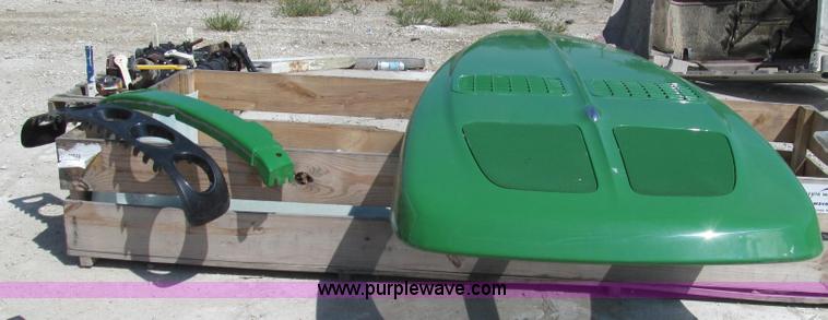 image for item G2104 John Deere 9530 hood, light cowl and front grill base