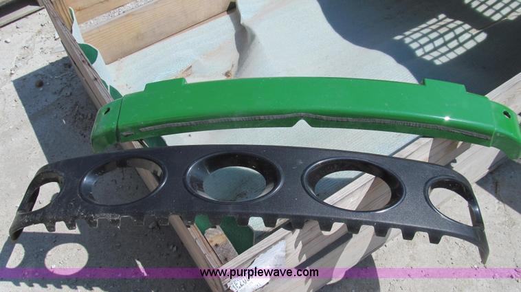 image for item G2104 John Deere 9530 hood, light cowl and front grill base