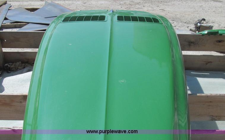 image for item G2104 John Deere 9530 hood, light cowl and front grill base