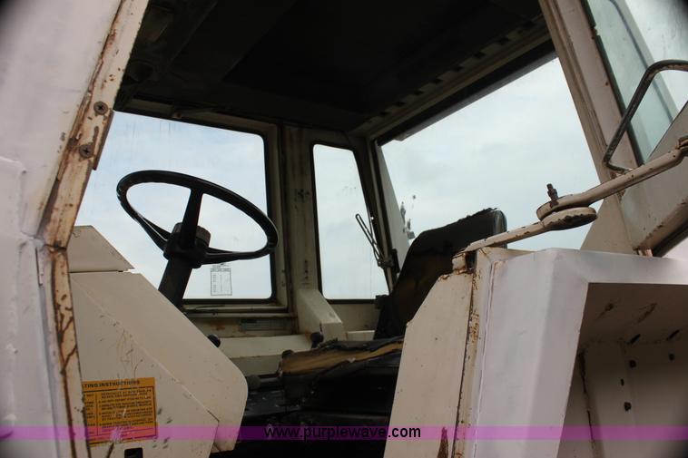 image for item G4139 Case 1175 tractor