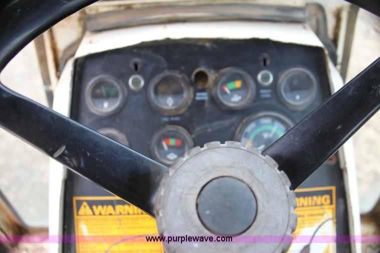 image for item G4139 Case 1175 tractor