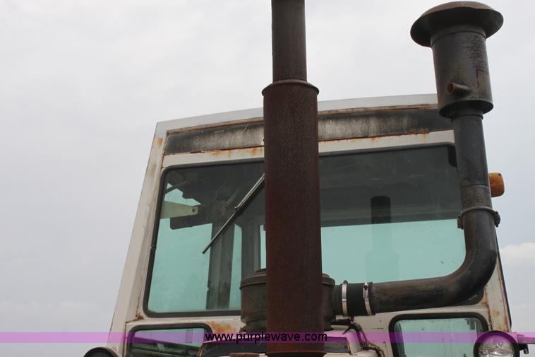 image for item G4139 Case 1175 tractor