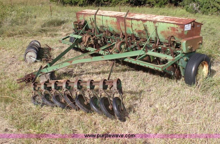 image for item G4150 John Deere FB B drill
