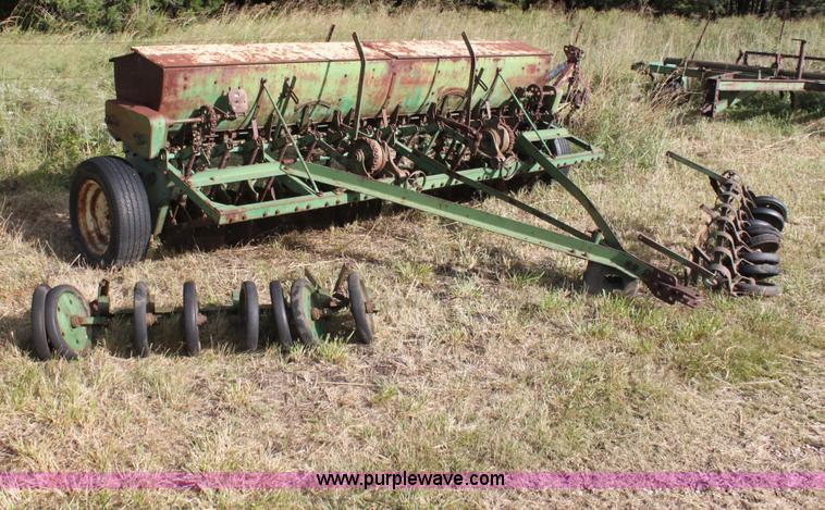 image for item G4150 John Deere FB B drill