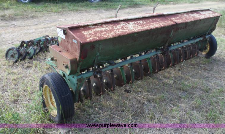 image for item G4150 John Deere FB B drill