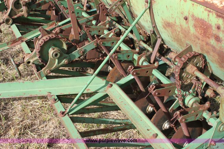 image for item G4150 John Deere FB B drill