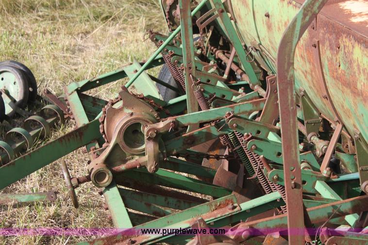 image for item G4150 John Deere FB B drill