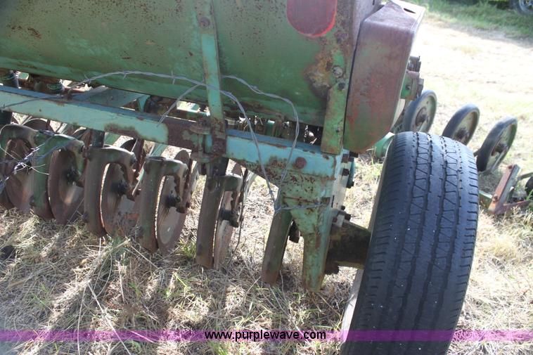 image for item G4150 John Deere FB B drill