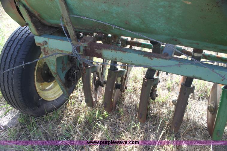 image for item G4150 John Deere FB B drill