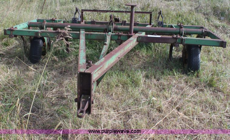 image for item G4151 John Deere 100 chisel