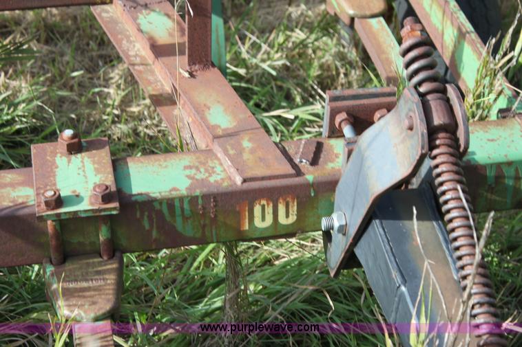 image for item G4151 John Deere 100 chisel