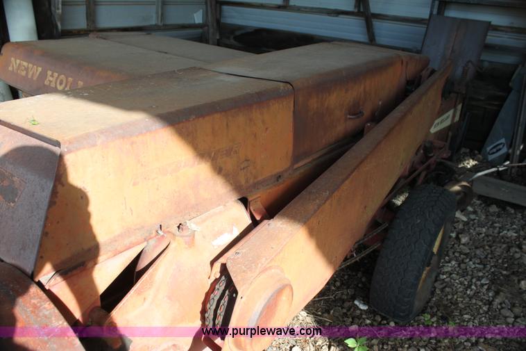 image for item G4152 New Holland 275 small square baler