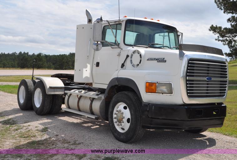 image for item G6161 1995 Ford L9000 semi truck