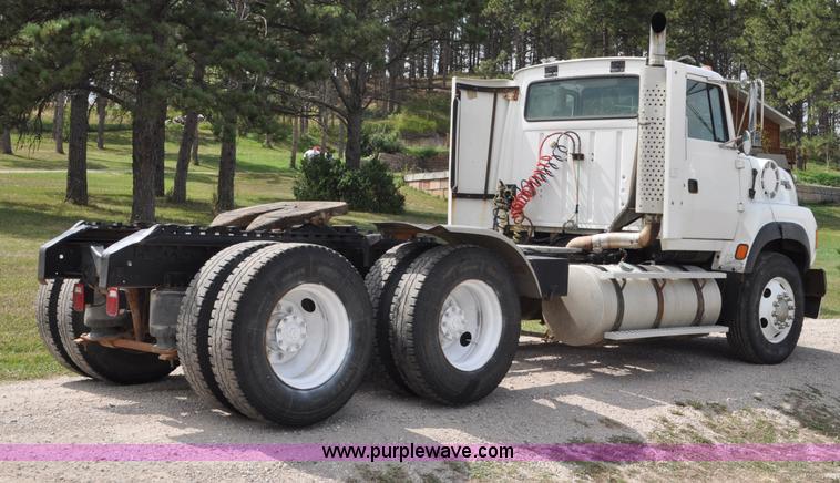 image for item G6161 1995 Ford L9000 semi truck
