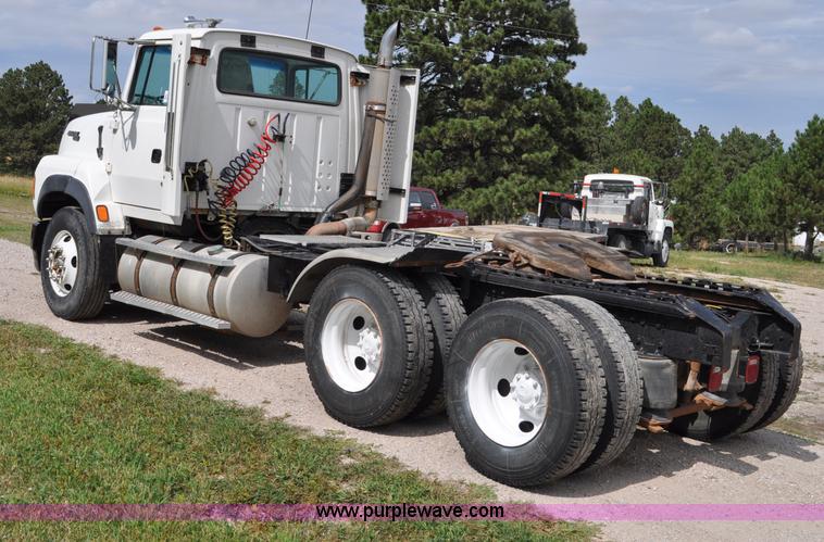 image for item G6161 1995 Ford L9000 semi truck