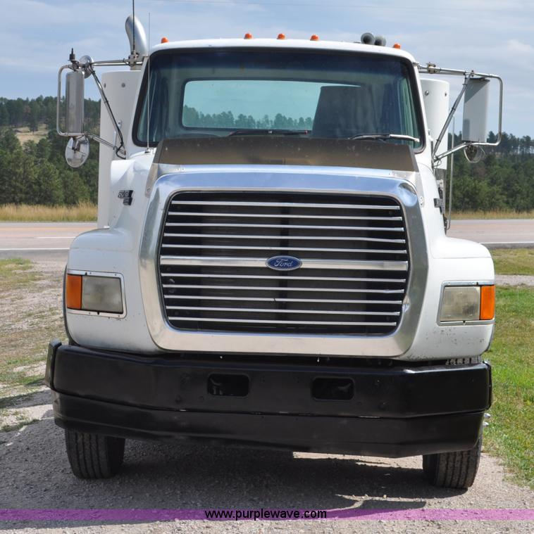 image for item G6161 1995 Ford L9000 semi truck