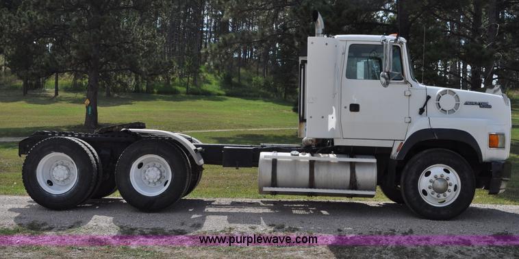 image for item G6161 1995 Ford L9000 semi truck