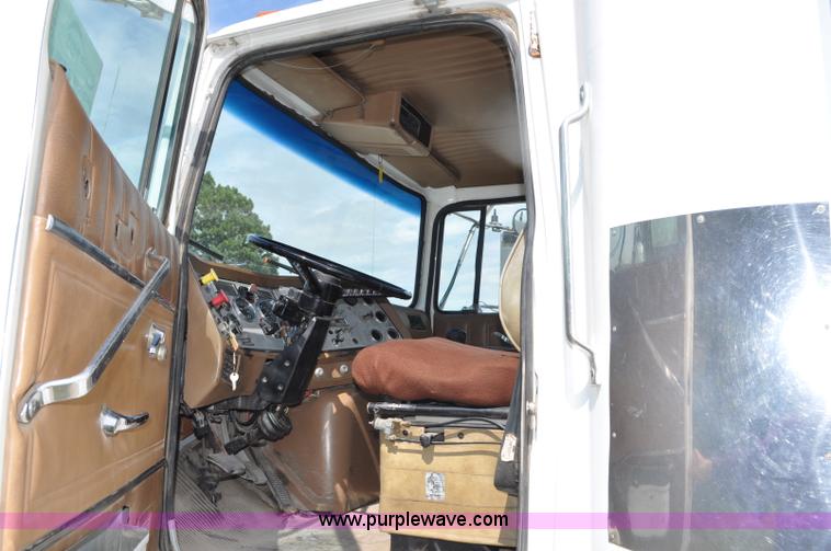 image for item G6161 1995 Ford L9000 semi truck