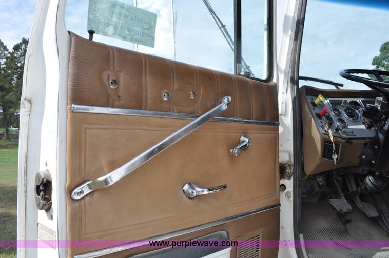 image for item G6161 1995 Ford L9000 semi truck