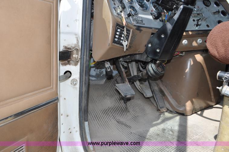 image for item G6161 1995 Ford L9000 semi truck