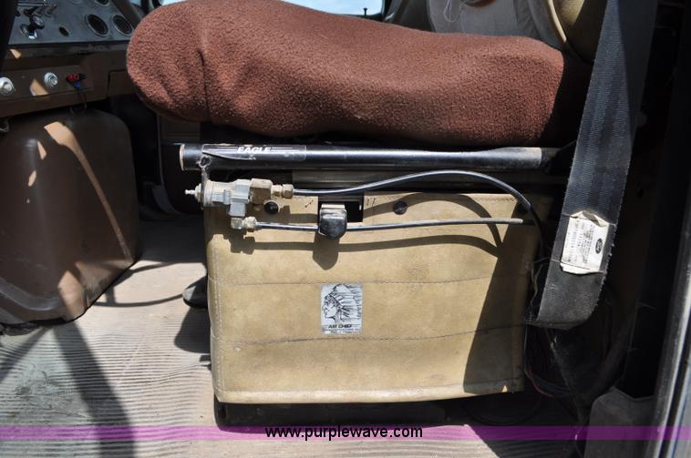 image for item G6161 1995 Ford L9000 semi truck