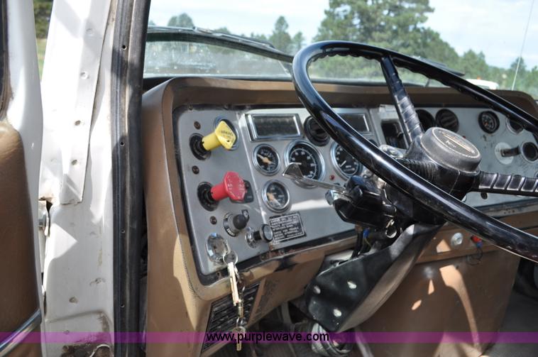 image for item G6161 1995 Ford L9000 semi truck