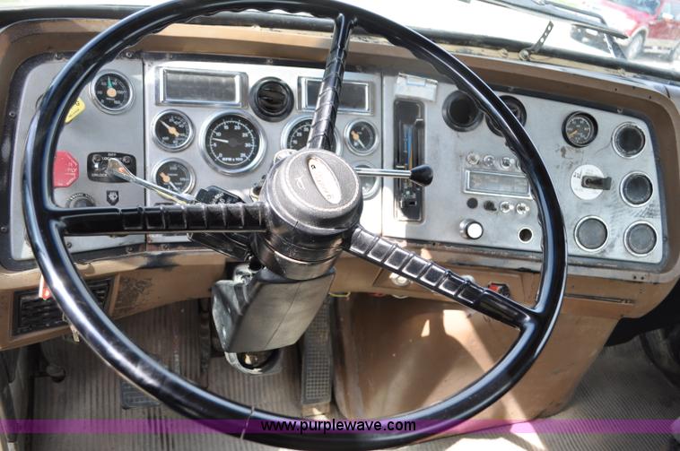 image for item G6161 1995 Ford L9000 semi truck