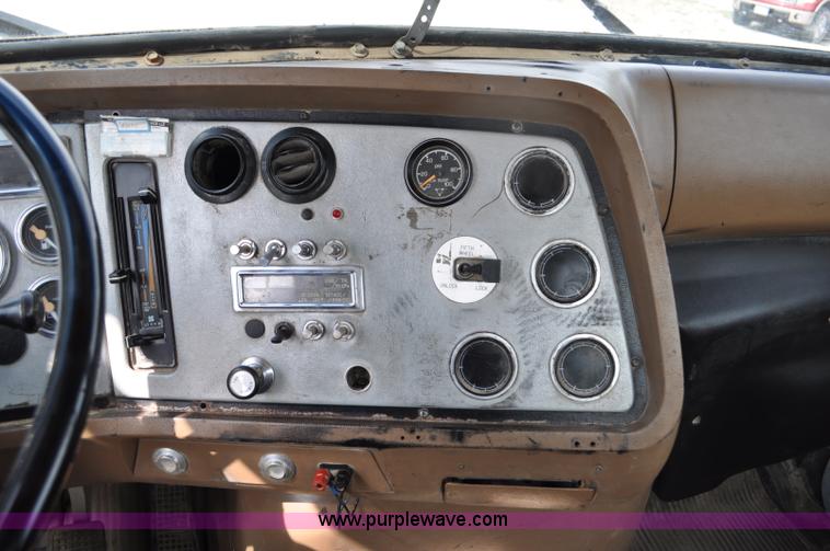 image for item G6161 1995 Ford L9000 semi truck