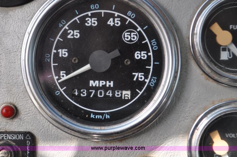 image for item G6161 1995 Ford L9000 semi truck