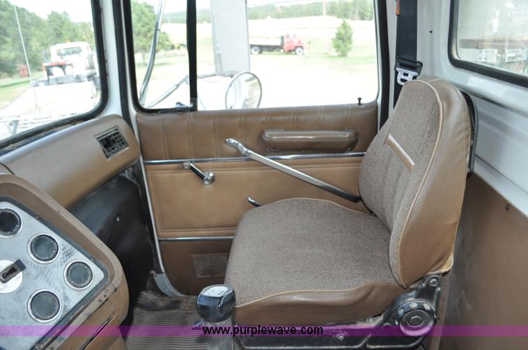 image for item G6161 1995 Ford L9000 semi truck