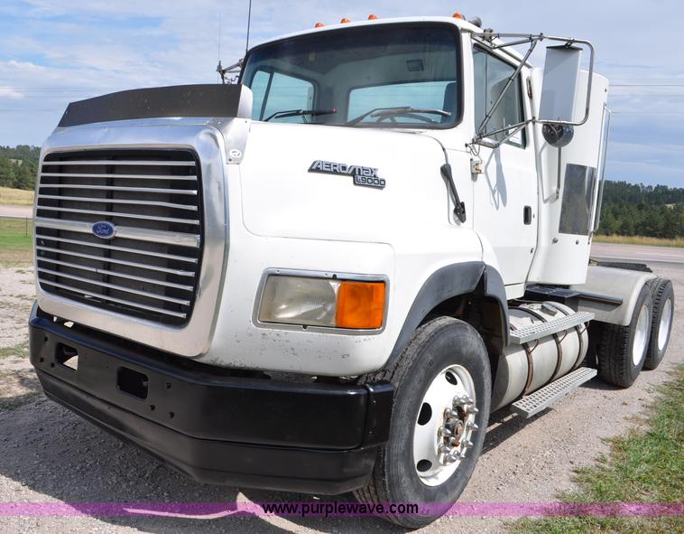 image for item G6161 1995 Ford L9000 semi truck