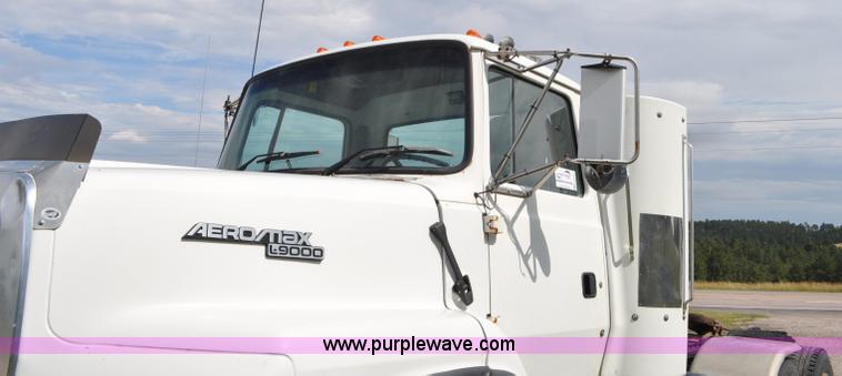 image for item G6161 1995 Ford L9000 semi truck