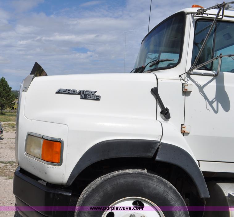 image for item G6161 1995 Ford L9000 semi truck