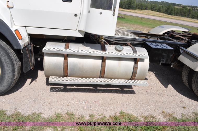 image for item G6161 1995 Ford L9000 semi truck