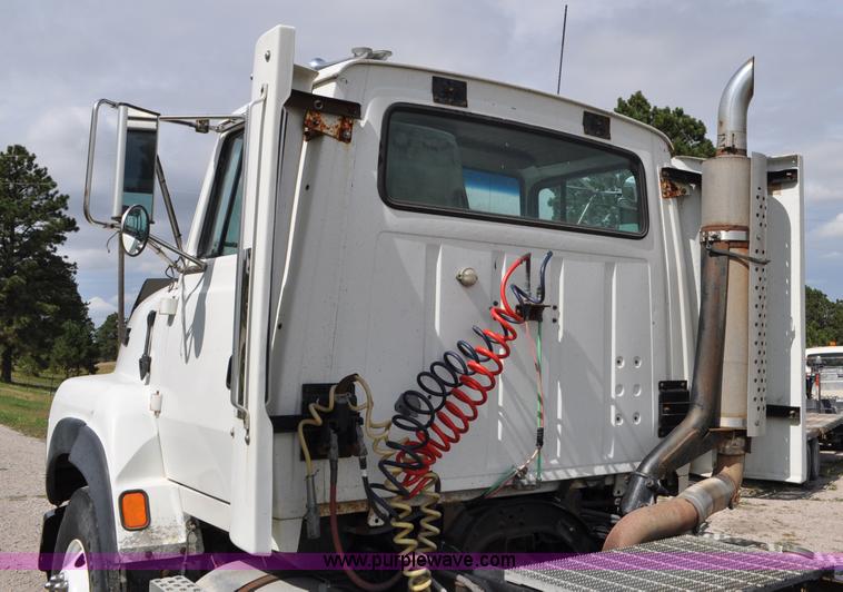 image for item G6161 1995 Ford L9000 semi truck