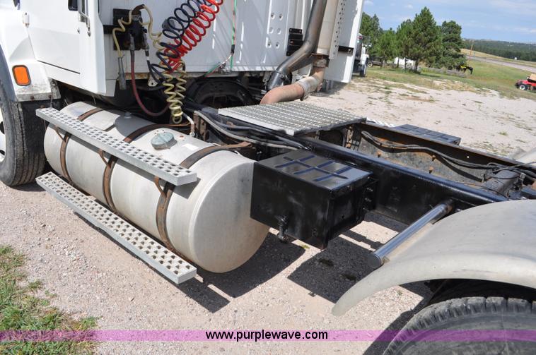 image for item G6161 1995 Ford L9000 semi truck