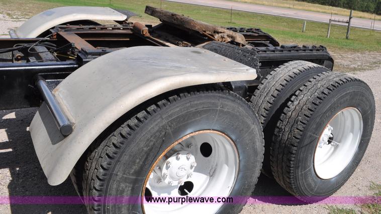 image for item G6161 1995 Ford L9000 semi truck