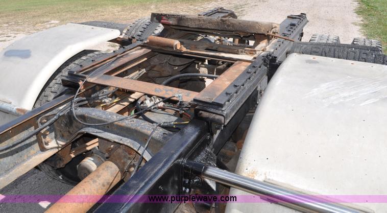 image for item G6161 1995 Ford L9000 semi truck