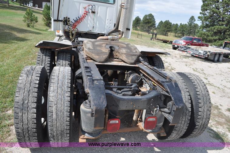 image for item G6161 1995 Ford L9000 semi truck