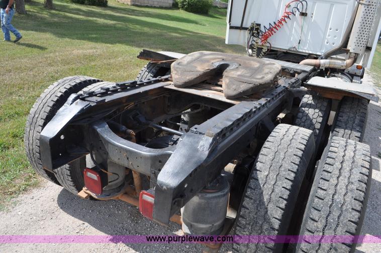 image for item G6161 1995 Ford L9000 semi truck